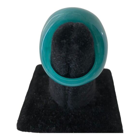 2 NIP Trendy Acrylic Fashion Big Rings In Ivory And Green Size 7 - Picture 15 of 15